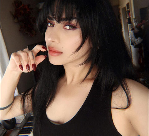 Dancing to a Darker Beat: Mahafsoun on Blending Belly Dance with Gothic and Metal Influences