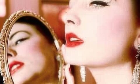 Mastering Make-Up: Achieving the Ultimate Grunge Glow